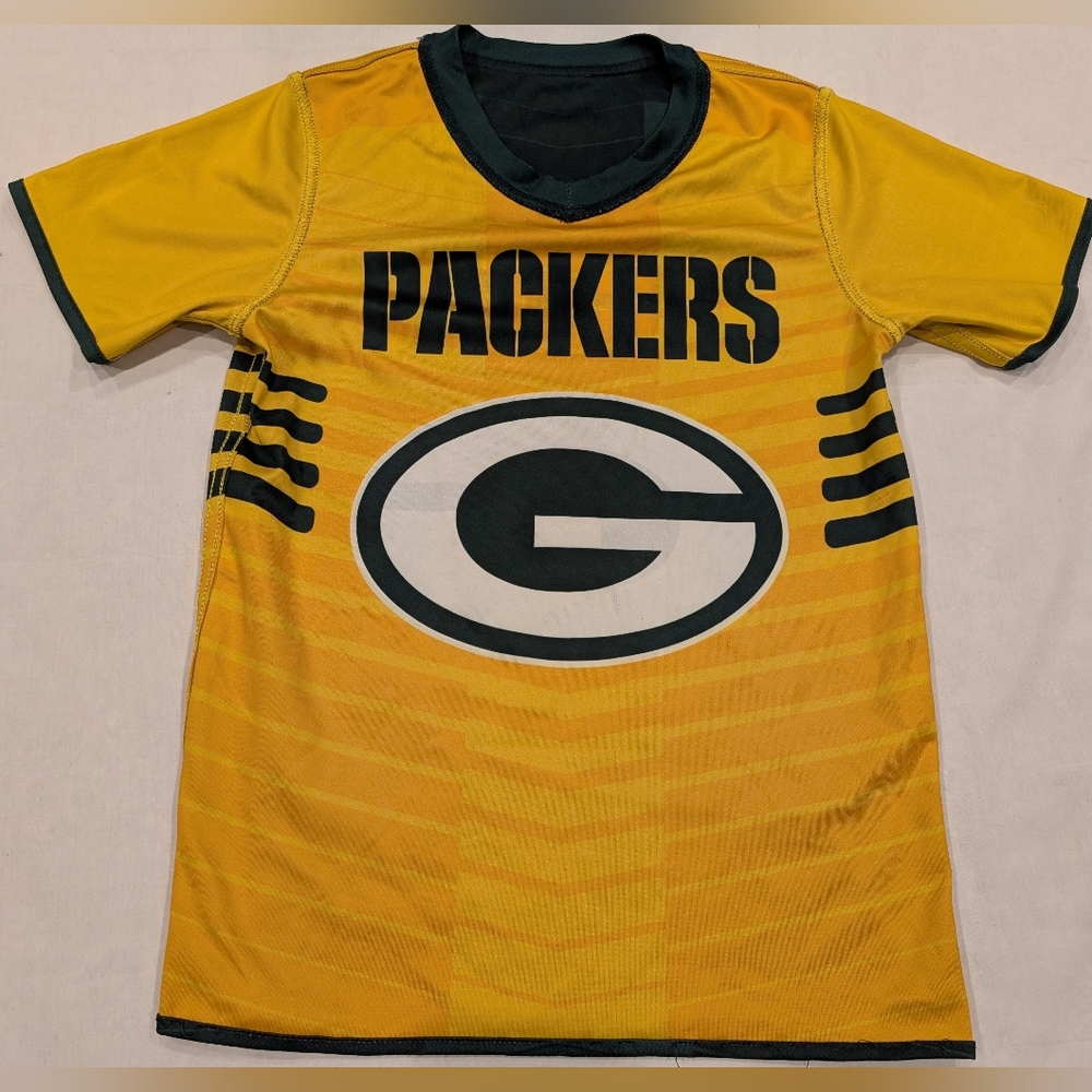 Green Bay Packers Reversible Yellow and Green Graphic T-Shirt (M)